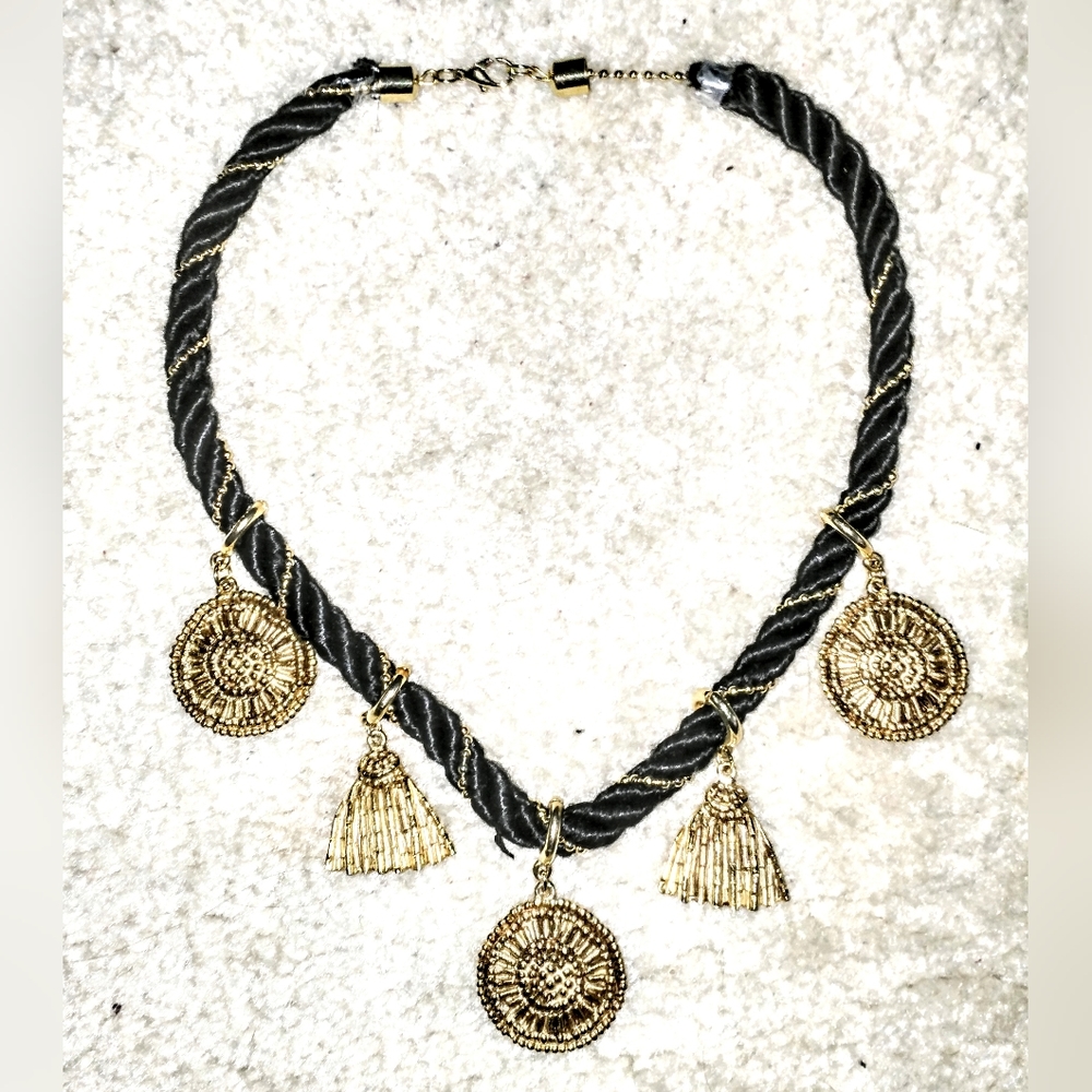 NECKLACE 20", BLACK VELVET GOLD BEADS & MEDALLIONS (3X3 CM EACH) LOBSTER CLASP